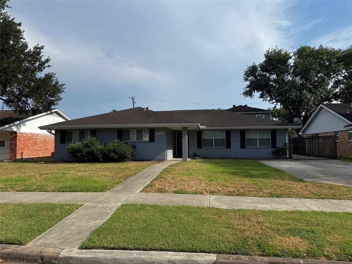Foto principal - 5811 McKnight St