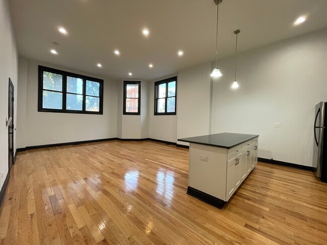 Building Photo - 1000 N Mozart St