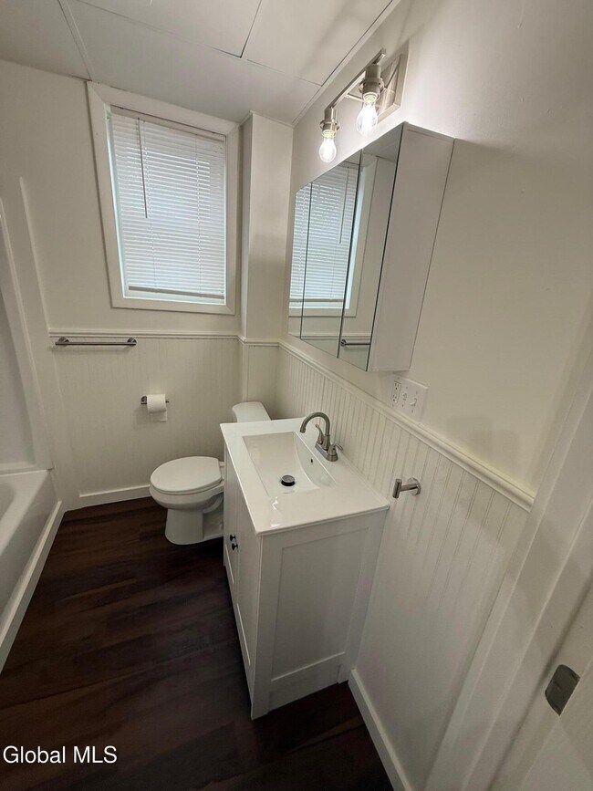 Foto del edificio - 8 Harrison Ave