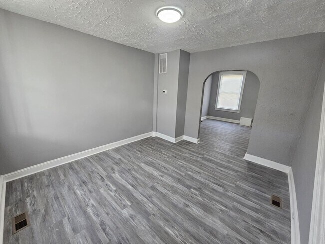 Building Photo - 2-Bedroom Townhouse