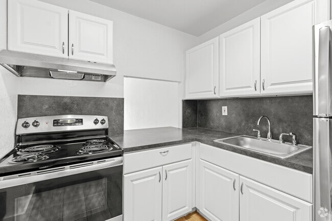 2 BR, 1 BA - 725SF - Kitchen - Miami Shores Luxury Apartments