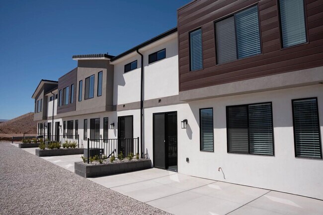 Building Photo - Brand-New Desert Vista Townhome - Pool Access