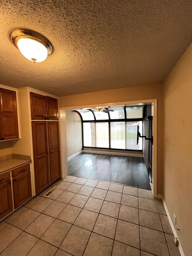 Foto del edificio - 3 bedroom 1. 5 bath home in Rogers / fence...