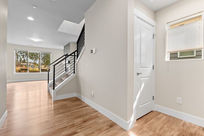 Building Photo - 3Bd/2.5Ba Lynnwood Home