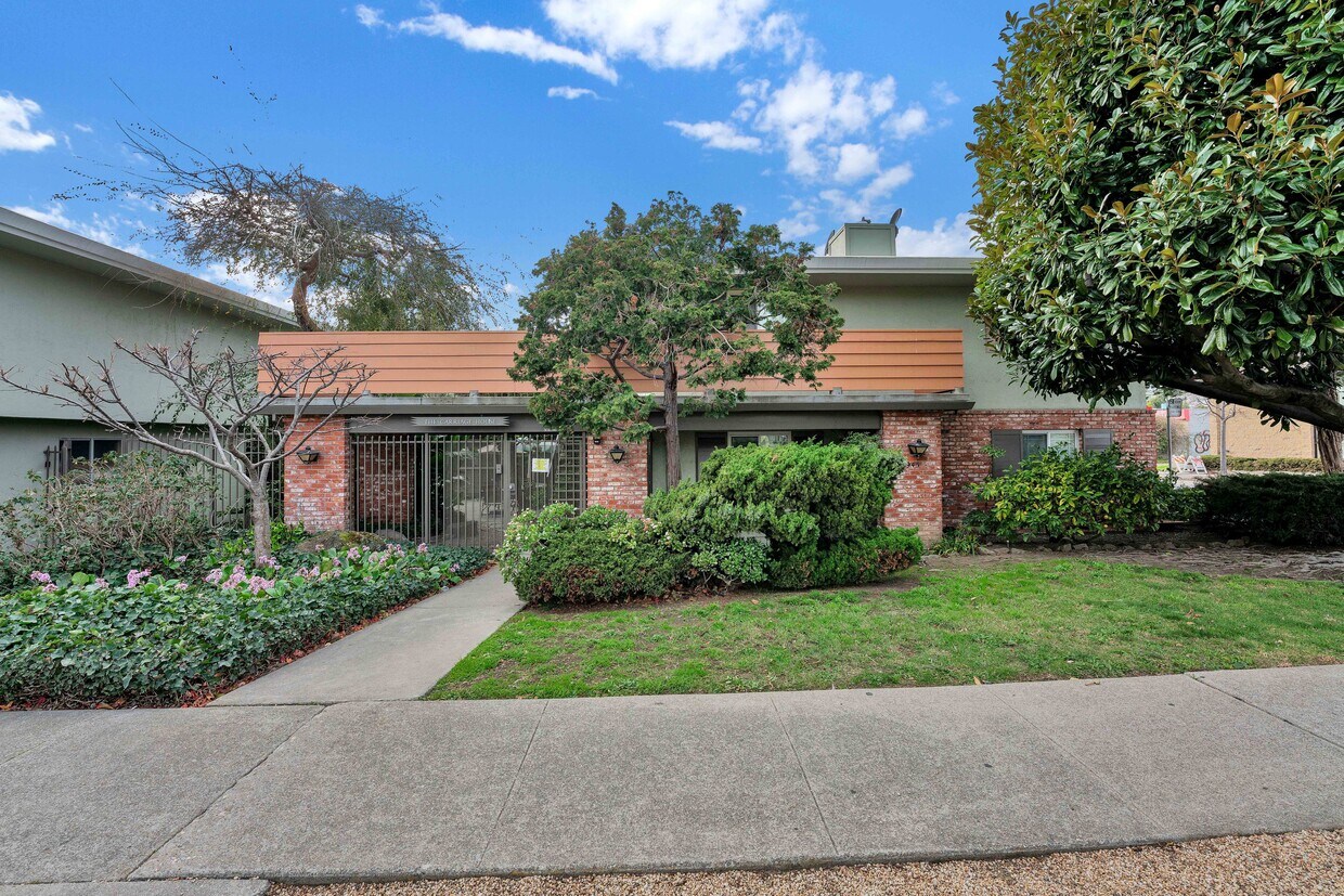front view of property with gated entry - 945 Kearney St
