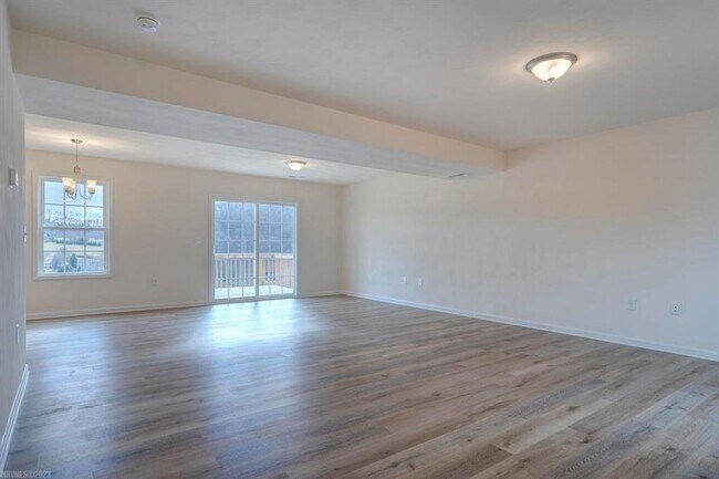 Foto del edificio - Pembroke, 3 BR / 2.5 BA, Available 12/15
