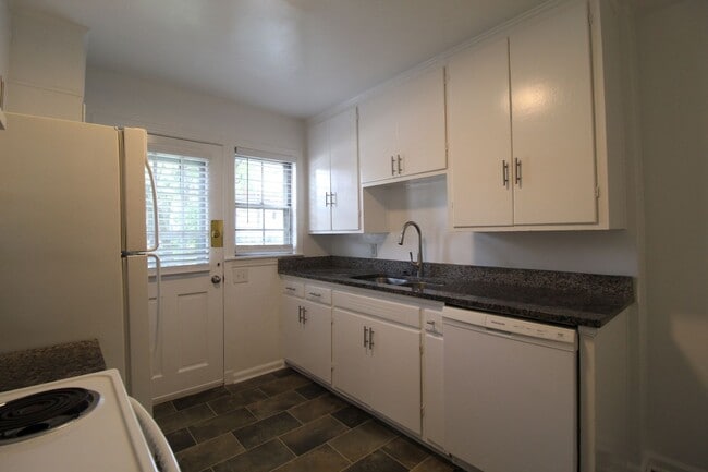 Foto del edificio - May FREE On This 2 Bedroom 1 Bath Duplex In The Waldo Area