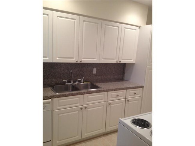 Building Photo - 8240 SW 63rd Ct