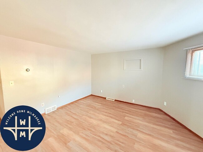 Building Photo - 2645 S Kinnickinnic Ave