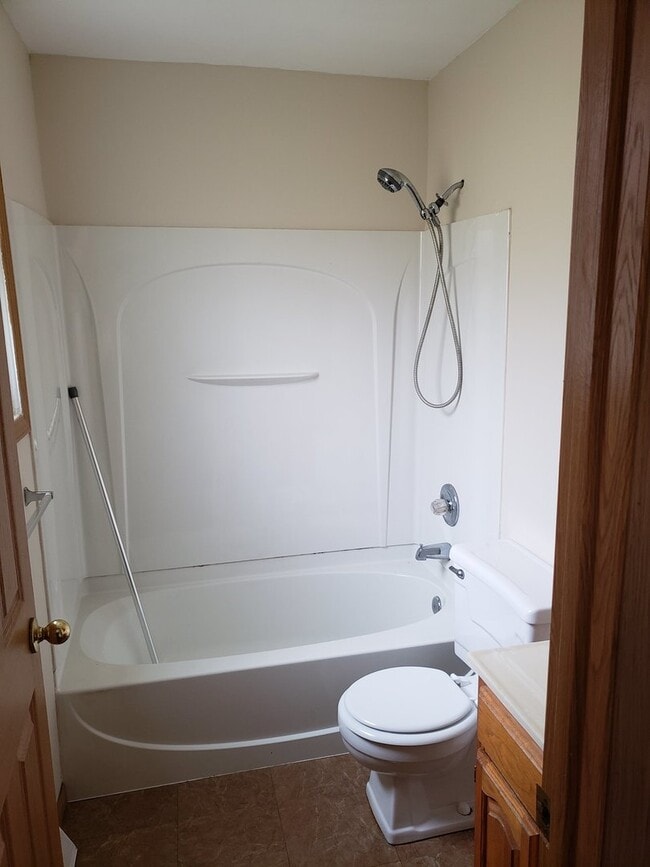 Building Photo - 1 Bedroom, 1 Bath Townhouse LeClaire, IA