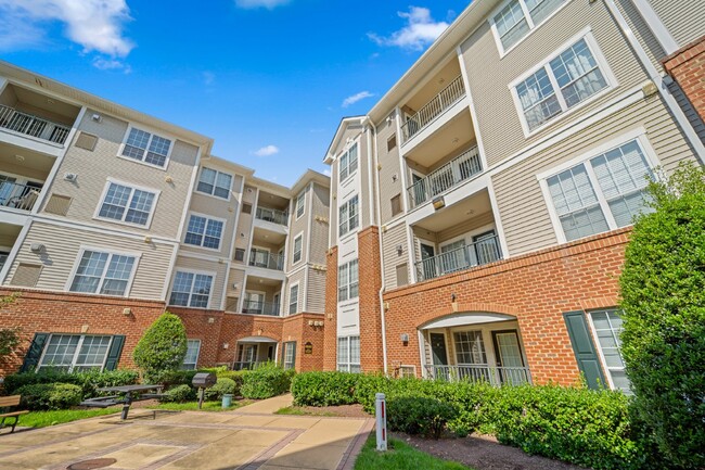 Two-bedroom, two-bathroom model with a den, located on the third floor. - Two-bedroom, two-bathroom model with a den, located on the third floor. Apartment