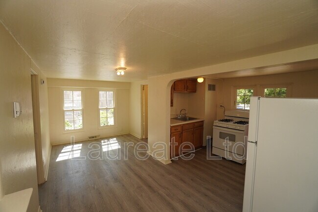 Foto del edificio - 834 Clarkson St