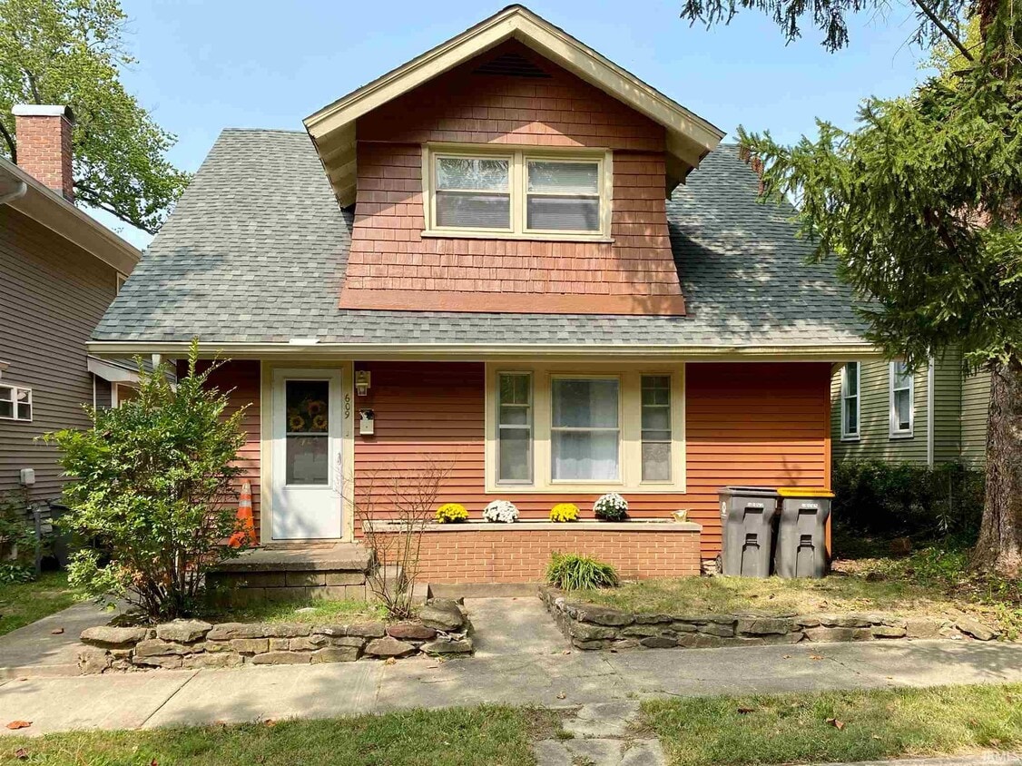 Primary Photo - 609 E University St