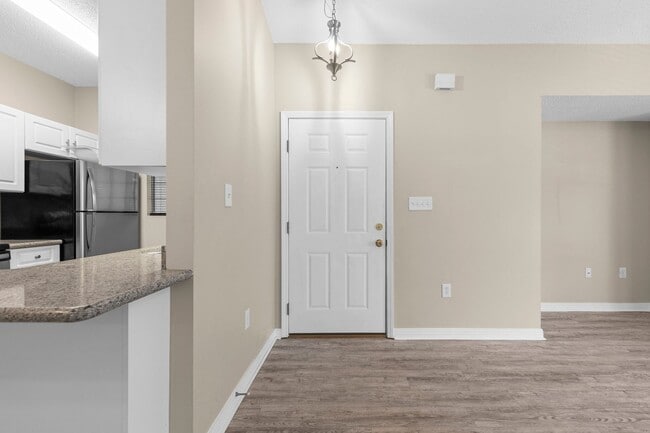 Building Photo - Updated Unit Close to Pool!