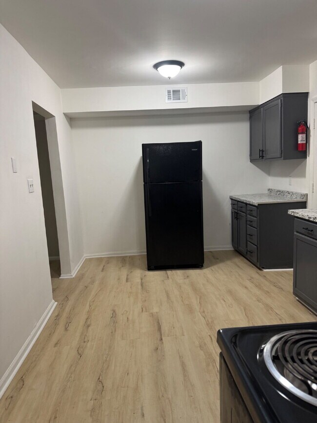 Foto del edificio - Renovated 3-Bedroom Ground-Floor Apartment