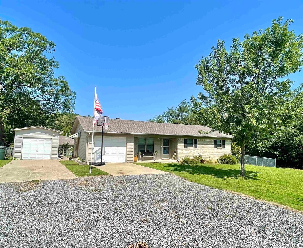 Primary Photo - 170 Bledsoe Cir
