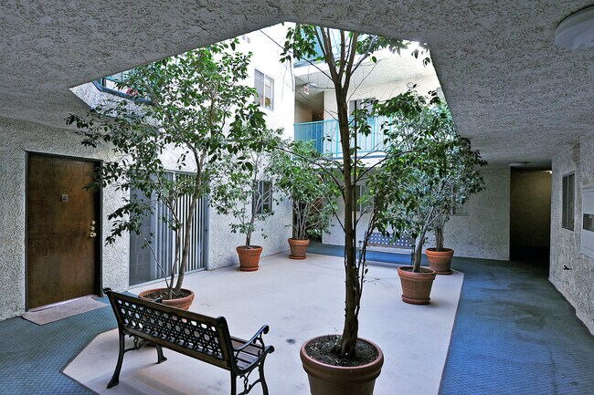 Foto del edificio - 10644 Eastborne Ave
