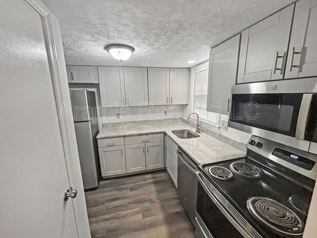 Building Photo - 3015 Spruce Cir