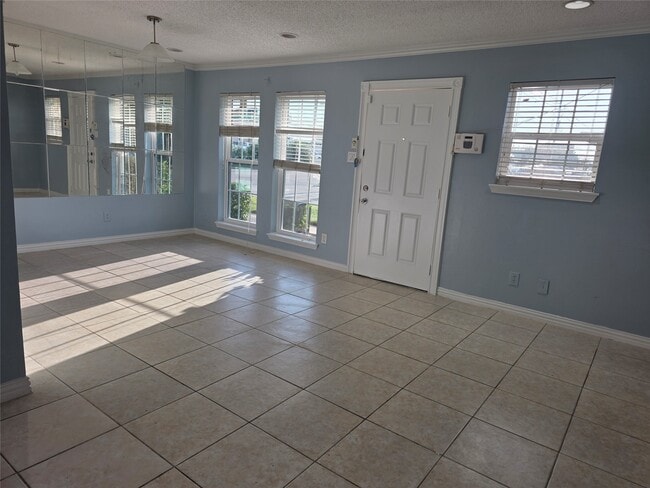 Foto del edificio - 1016 E Tri Oaks Ln