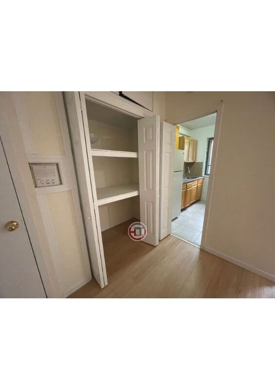 Foto del edificio - 1560 Metropolitan Ave