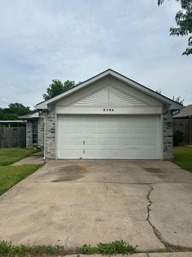 Building Photo - Ready to Move in... Do not miss this house...