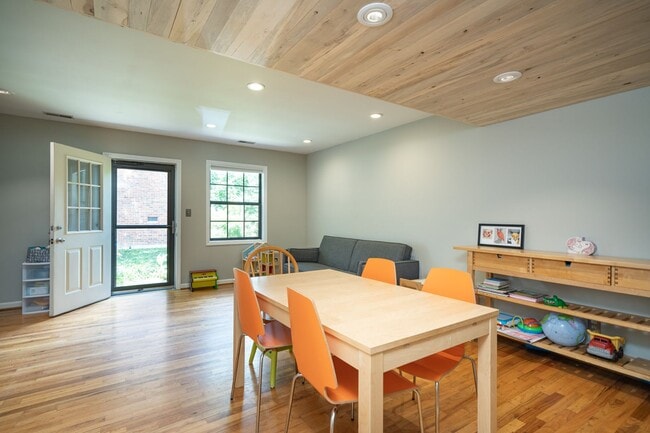 Building Photo - Fabulous 2 BD Carrboro Townhouse in White Oak Community!