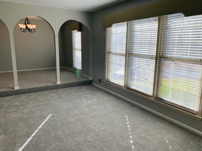 Building Photo - Spacious Three Bedroom/Three Bath Ranch in...