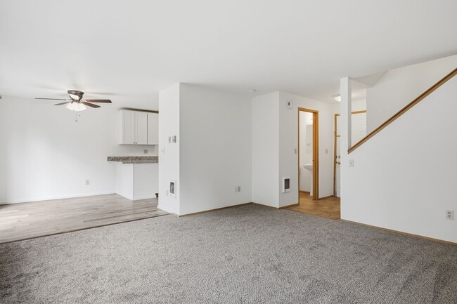 Foto del edificio - 3 bedroom 1.5 bathroom 2 story duplex in Lacey - North Thurston School District.