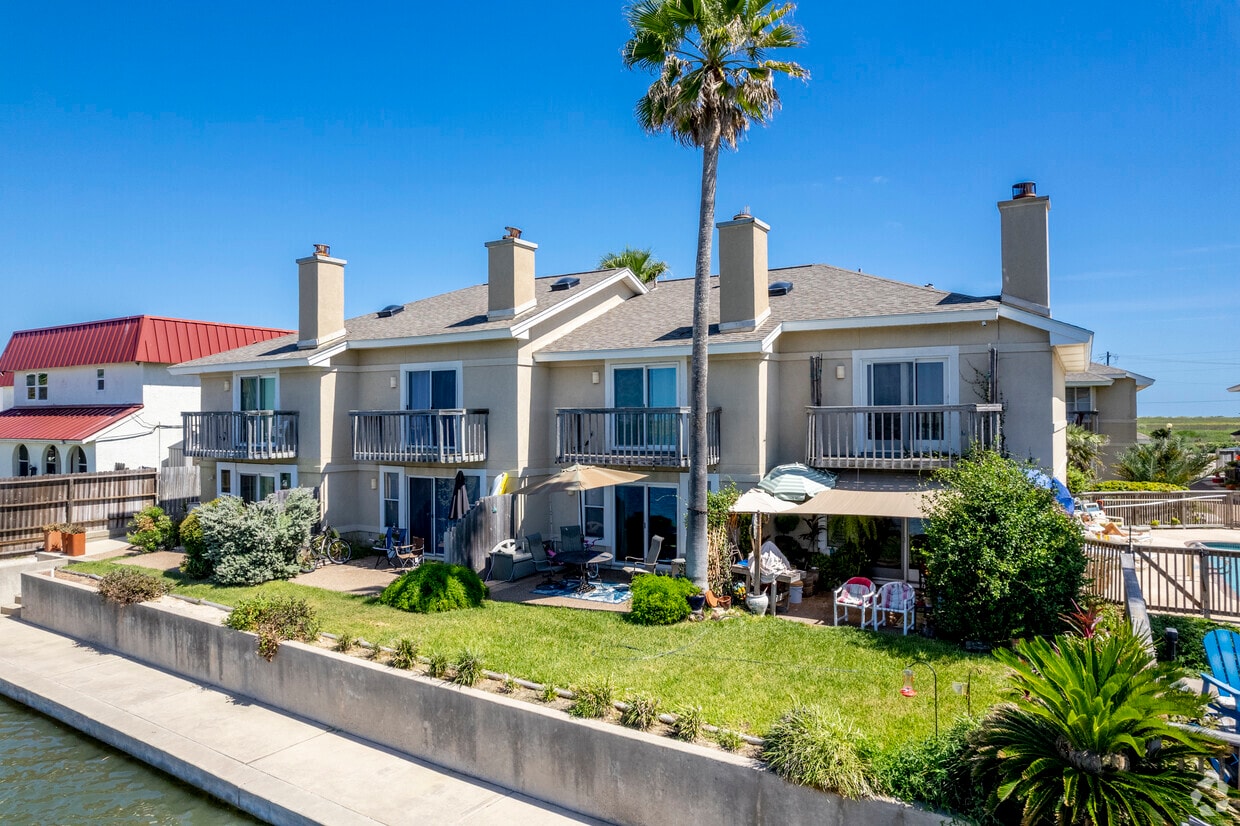 Lake Shore Villas Apartments in Corpus Christi, TX