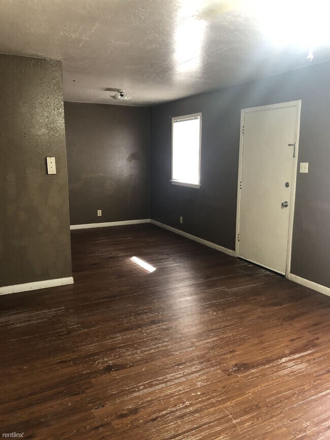 Building Photo - 2 br, 1 bath  - 2901 E Travis St B8
