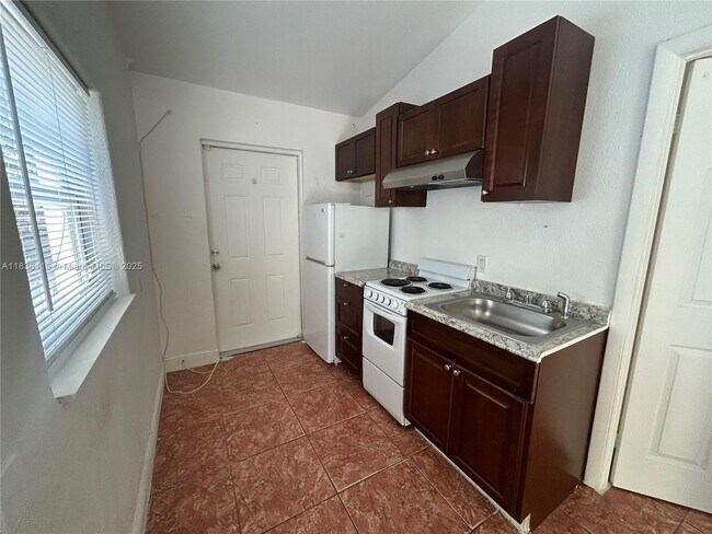 Foto del edificio - 110 NE 56th St