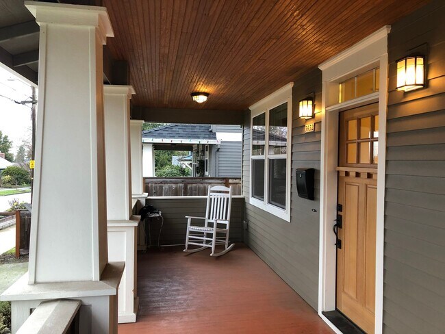 Building Photo - Gorgeous, modern craftsman 3+ bedroom, 3 b...