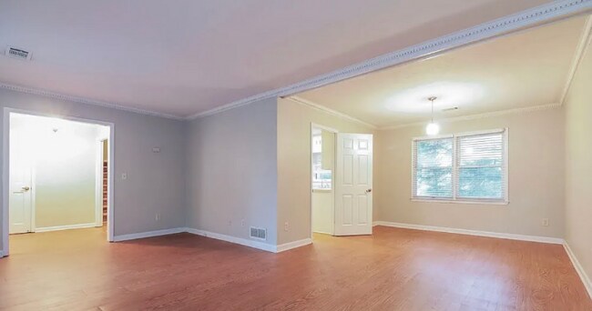 Building Photo - 564 Clubhouse Dr SE