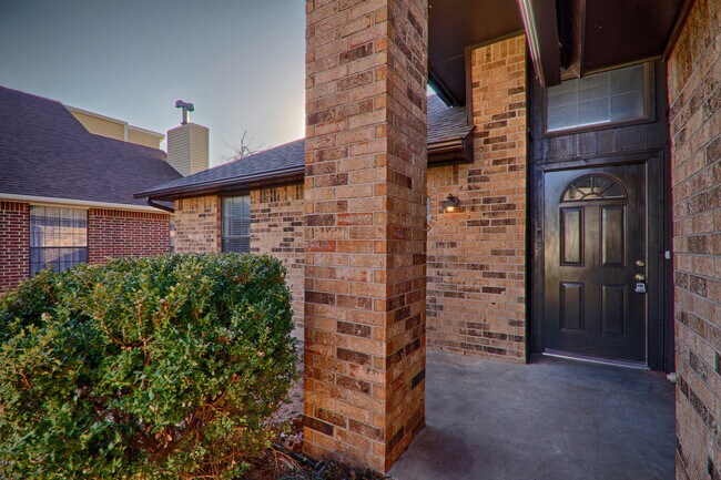 Building Photo - 3 BED/2 BATH in Yukon!