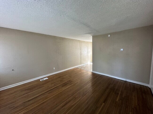 Foto del edificio - 1751 Edward Ave