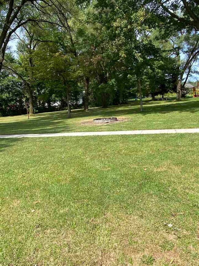 Foto del edificio - 2555 N Eastman Rd
