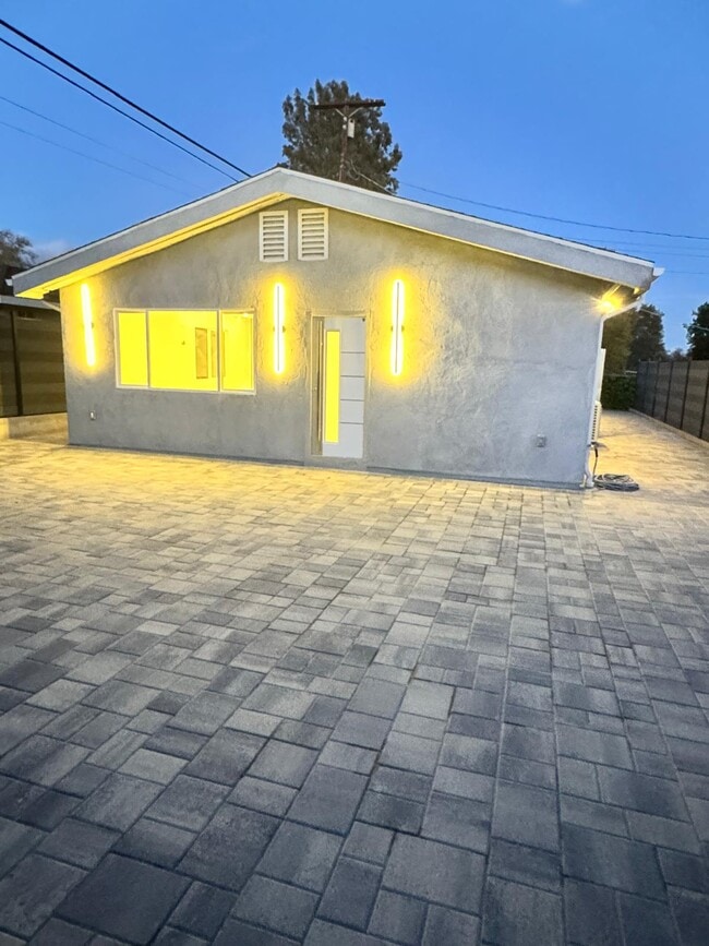 Foto del edificio - 17807 San Fernando Mission Blvd