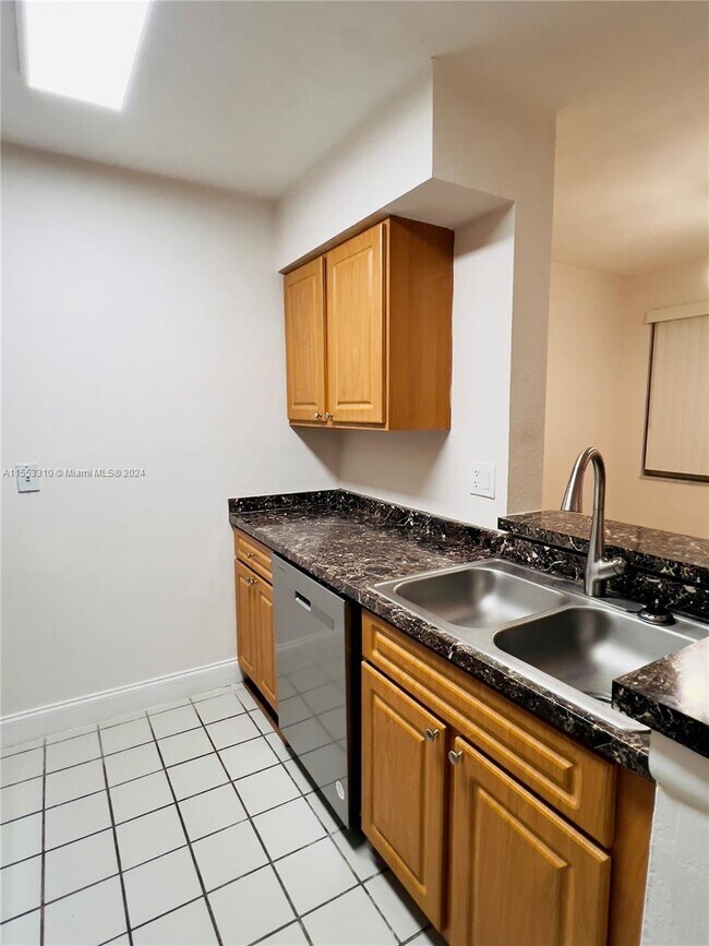Foto del edificio - 2810 N Oakland Forest Dr