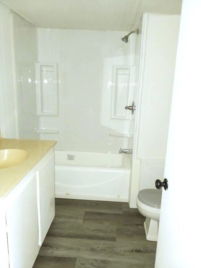 Building Photo - Two Bedroom Mobile Home Available for Rent...