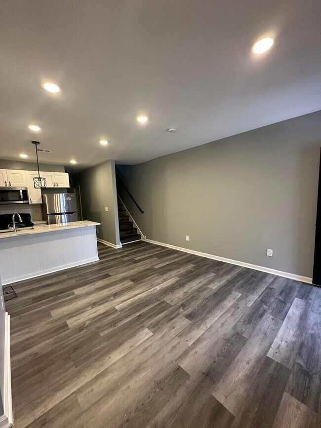 Building Photo - Section 8 Approved. Beautiful 4 bed, 1.5 house for rent