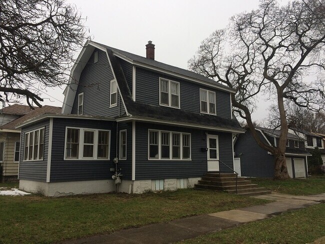 Building Photo - 1700 Willard Ave SE