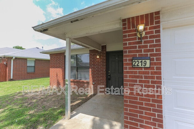 Foto del edificio - 2219 W Roselawn St