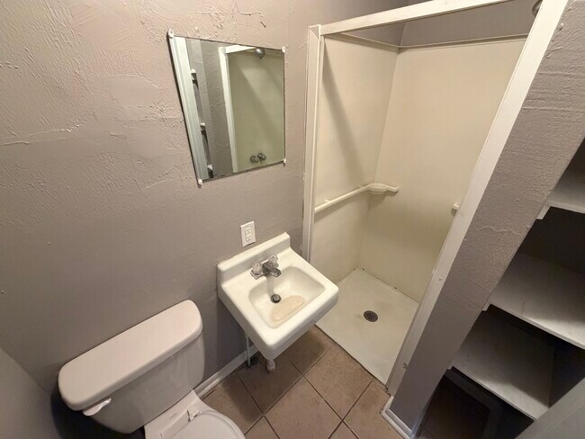 Foto del edificio - 1229 W 8th St