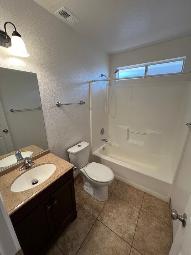 Building Photo - Move in Special!! $1000 off 1st Month's Rent!!