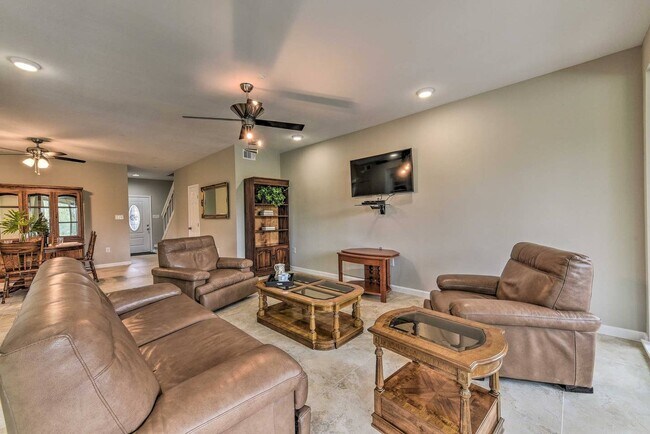 Building Photo - Lake Front Townhome with resort-like Views!