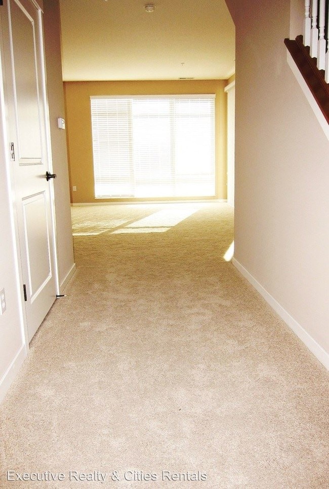 Building Photo - 1070 Grandview Ct NE