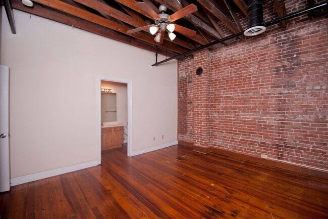 Building Photo - Market 202