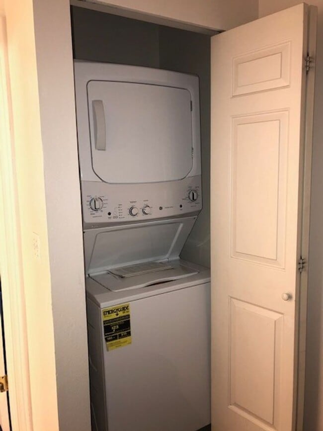 Building Photo - Beautiful remodeled 3 Story Townhome Pre-Leasing, Available now!