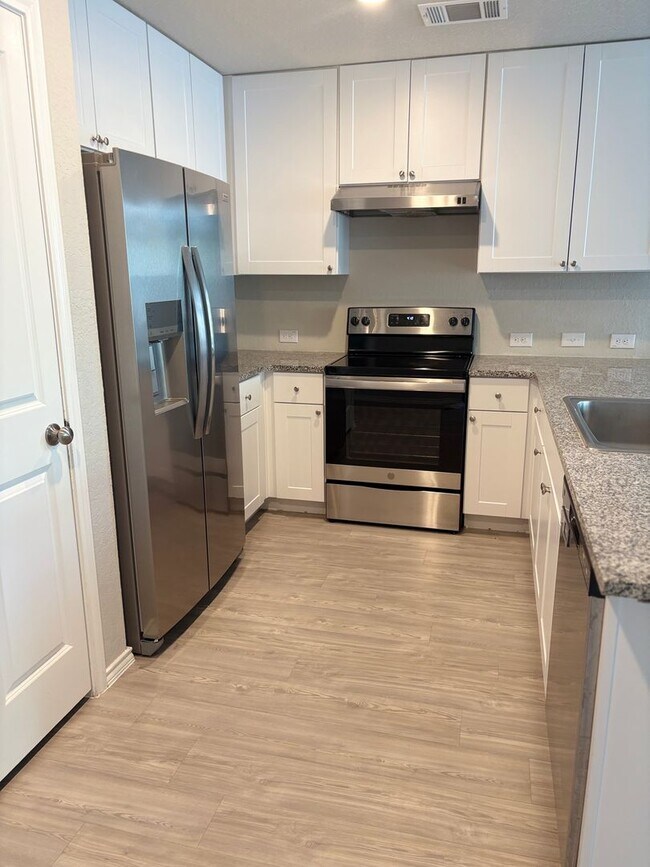Foto del edificio - Beautiful 4- Bedroom Two Story w/Open Floo...