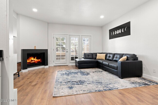 Foto del edificio - 3047 E Rose Ln